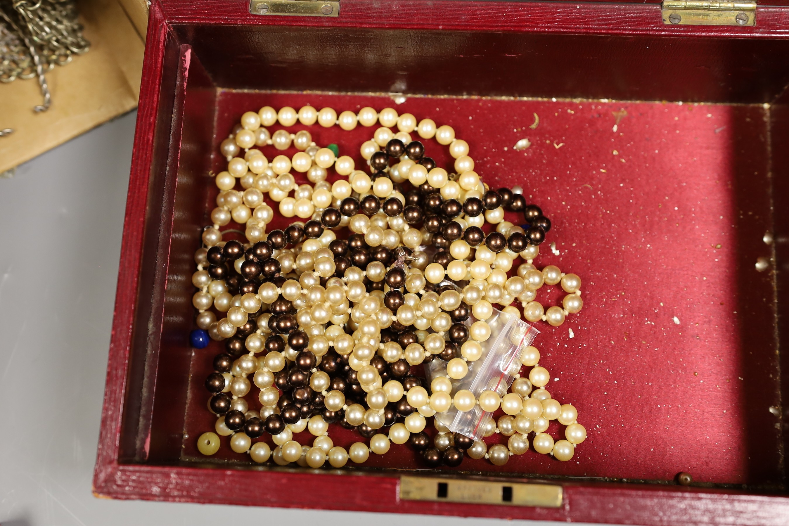 A quantity of assorted mainly costume jewellery.